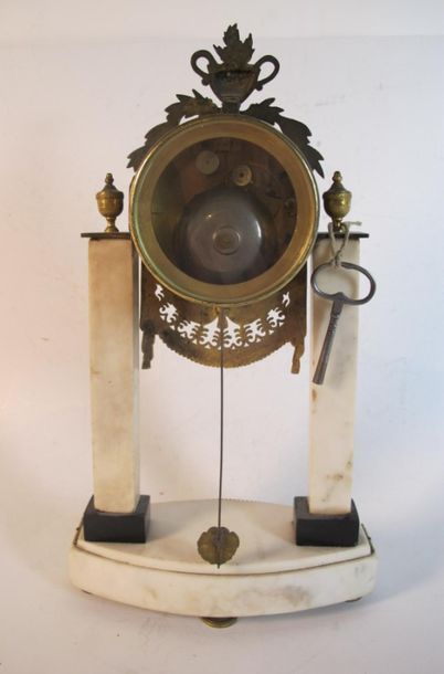 Pendule borne en marbre blanc, ornementations...