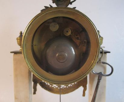 Pendule borne en marbre blanc, ornementations...