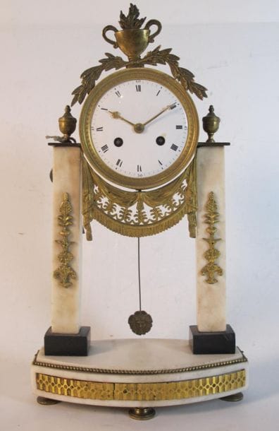 Pendule borne en marbre blanc, ornementations...