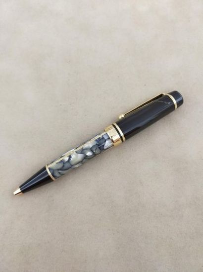 MONTBLANC
Stylo bille en nacre et métal ...