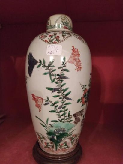 CHINE
Paire de potiches couvertes en porcelaine...