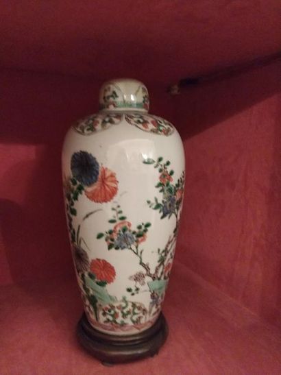 CHINE
Paire de potiches couvertes en porcelaine...
