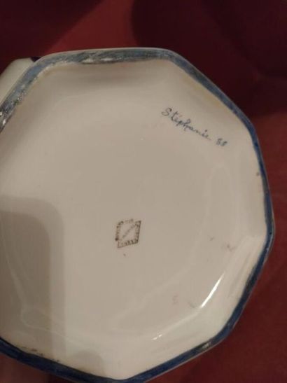 CHINE
Paire de potiches couvertes en porcelaine...