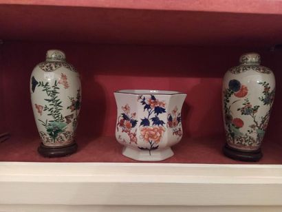 CHINE
Paire de potiches couvertes en porcelaine...