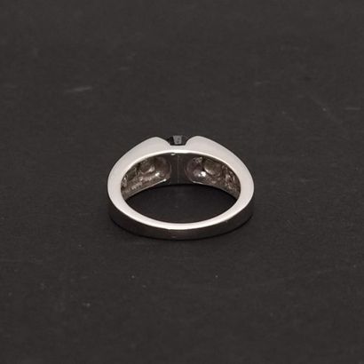 Bague en or blanc 18 K (750 millièmes) sertie...