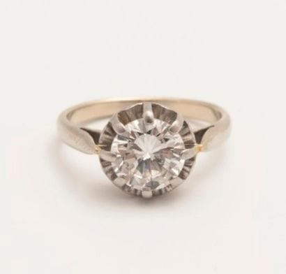 Solitaire en or blanc 18K (750 millièmes)...