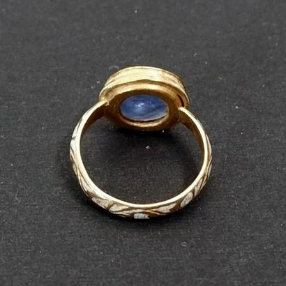 Bague en or jaune 18k serti d'un pierre bleue...