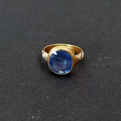 Bague en or jaune 18k serti d'un pierre bleue...