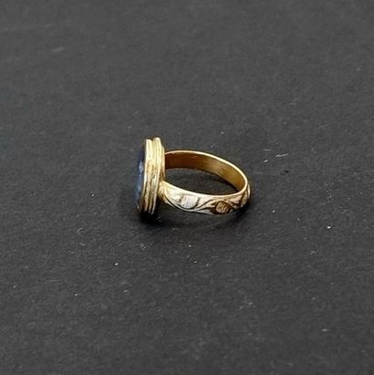 Bague en or jaune 18k serti d'un pierre bleue...
