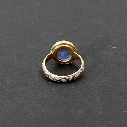 Bague en or jaune 18k serti d'un pierre bleue...