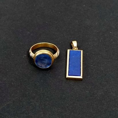 Bague en or jaune 18k serti d'un pierre bleue...