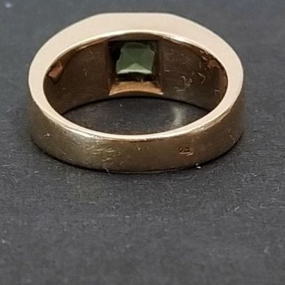 Bague jonc en or jaune 18K serti d'un peridot...