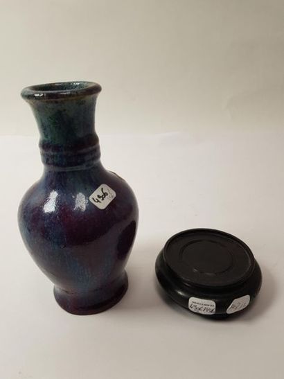 CHINE 
Vase en porcelaine bleue
(socle) 
Haut. :...