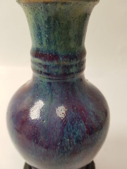 CHINE 
Vase en porcelaine bleue
(socle) 
Haut. :...