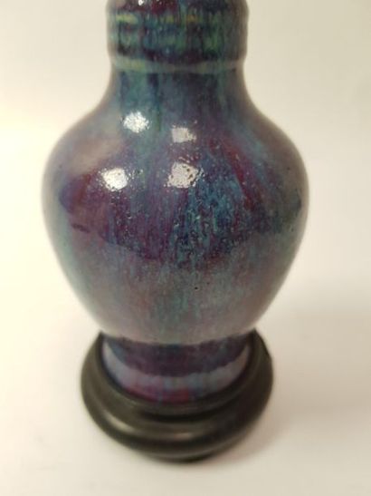 CHINE 
Vase en porcelaine bleue
(socle) 
Haut. :...