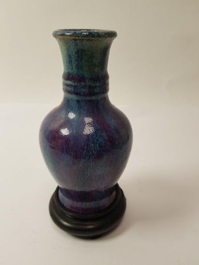 CHINE 
Vase en porcelaine bleue
(socle) 
Haut. :...