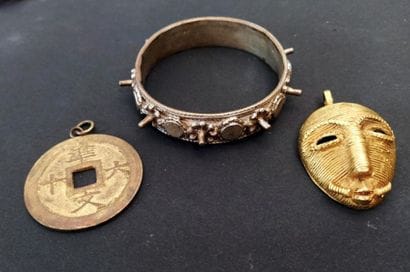 Lot de bijoux de fantaisie dont colliers...