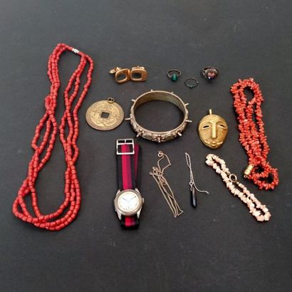 Lot de bijoux de fantaisie dont colliers...