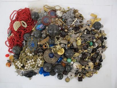 Lot de bijoux fanataisie broches collier...