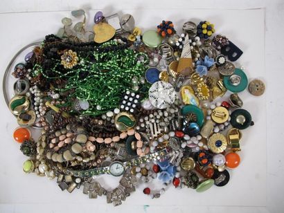 Lot de bijoux fantaisie colliers, boucles...