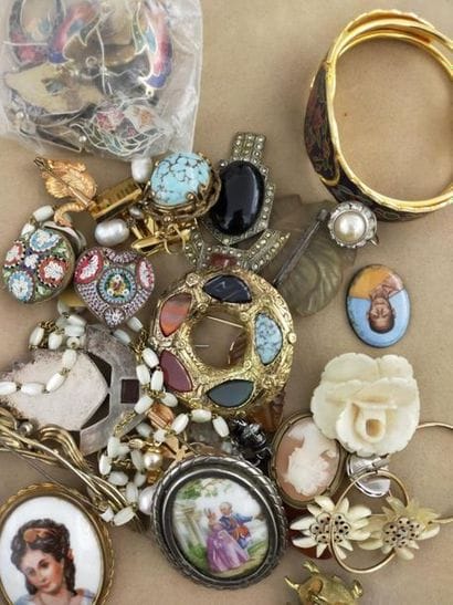Lot de bijoux anciens et moderne , broches...