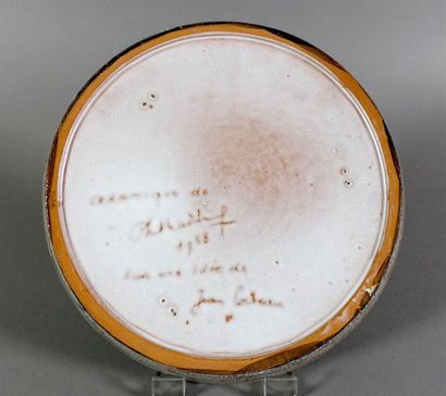 Assiette en céramique émaillée. Au revers,...