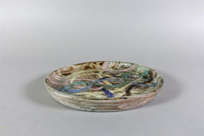 Assiette en céramique émaillée. Au revers,...