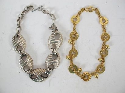 ANONYME 1980 
Collier martelé doré chainettes...