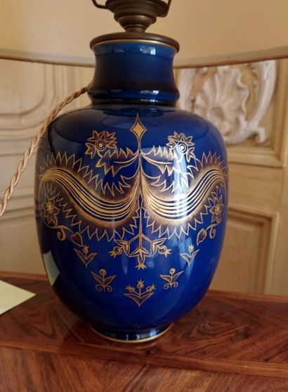 Vase émaillé bleu à rehauts or monté en ...
