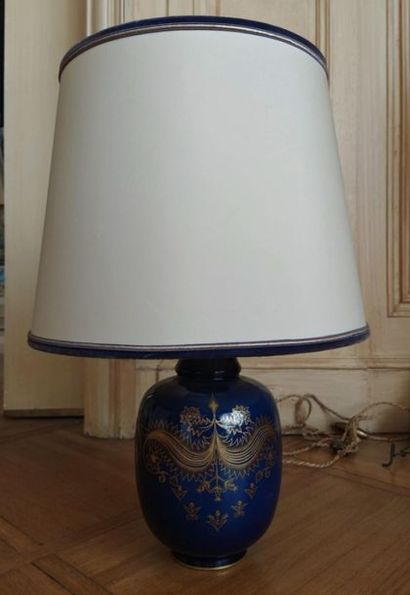 Vase émaillé bleu à rehauts or monté en ...