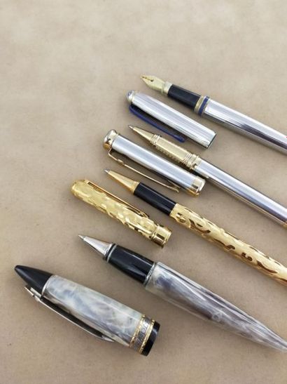 ensemble de quatre stylos : 
-Laguiole stylo...