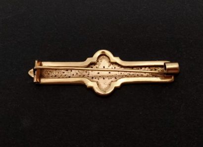 Deux broches barrettes en or jaune 18k :...