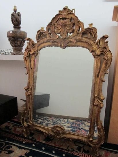 Miroir Italien en résine mouluré et doré...