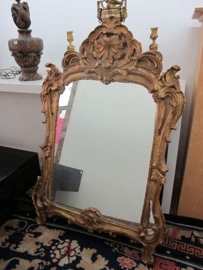 Miroir Italien en résine mouluré et doré...