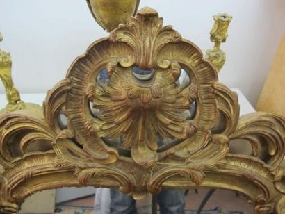 Miroir Italien en résine mouluré et doré...