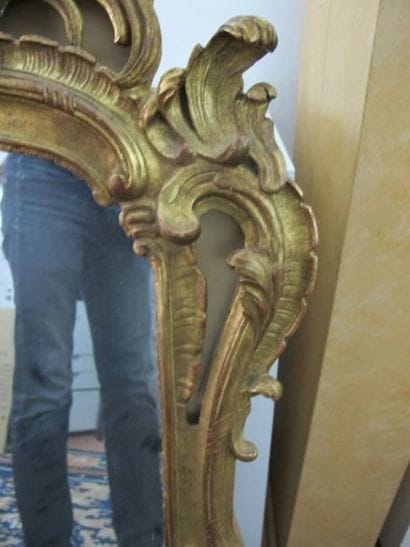 Miroir Italien en résine mouluré et doré...