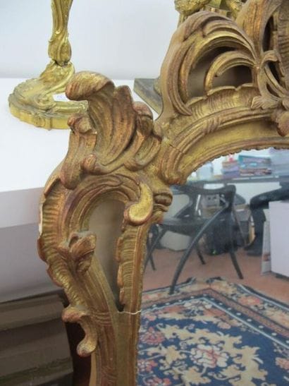 Miroir Italien en résine mouluré et doré...