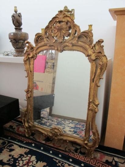 Miroir Italien en résine mouluré et doré...