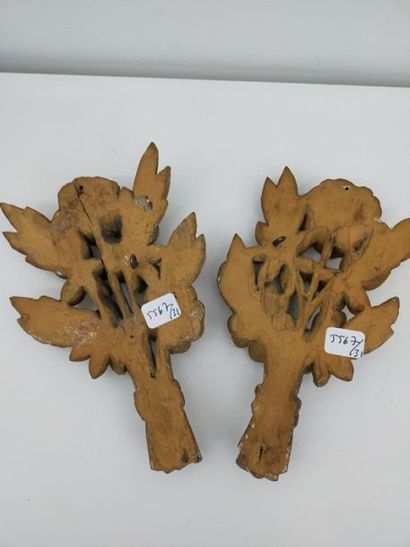 Deux motifs d'appliques en bois doré à décor...