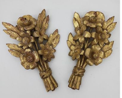Deux motifs d'appliques en bois doré à décor...