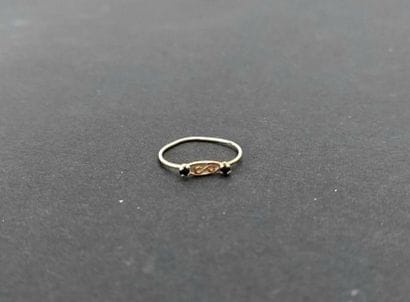 Lot en or jaune 18 k : médaille, trois chaines...