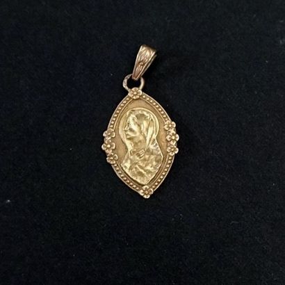 Lot en or jaune 18 k : médaille, trois chaines...