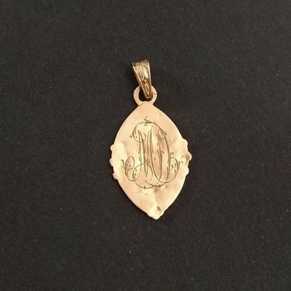 Lot en or jaune 18 k : médaille, trois chaines...