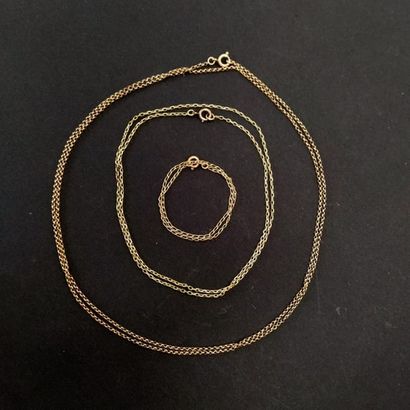Lot en or jaune 18 k : médaille, trois chaines...