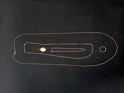 Lot en or jaune 18 k : médaille, trois chaines...