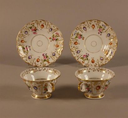 Lot comprenant :
- PARIS. Paire de tasses...