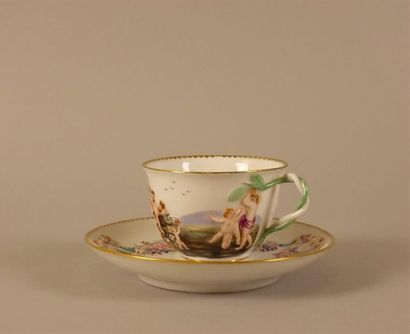 Lot comprenant :
- PARIS. Paire de tasses...