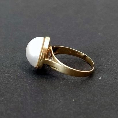 Bague ne or jaune 18k serti d'une demi perle...