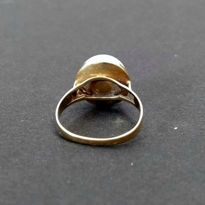 Bague ne or jaune 18k serti d'une demi perle...