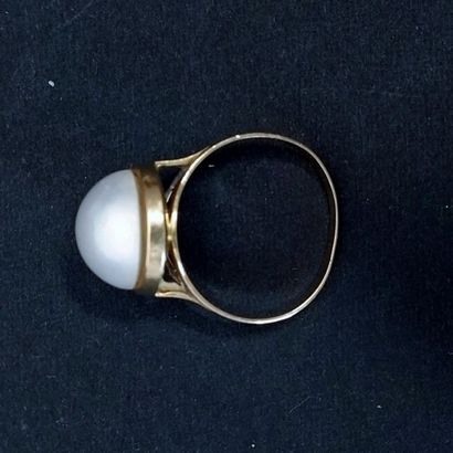 Bague ne or jaune 18k serti d'une demi perle...